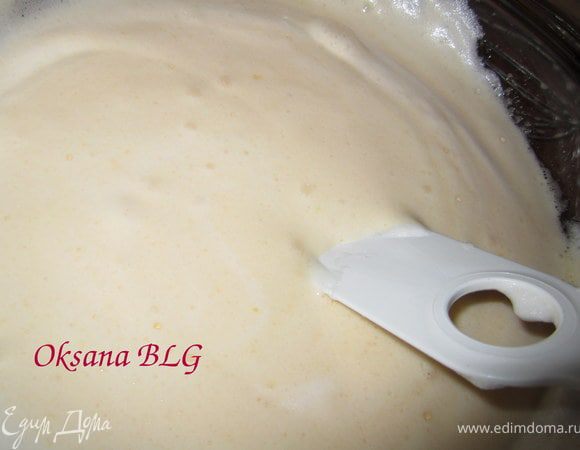 Половину белков добавить к желткам, перемешать.