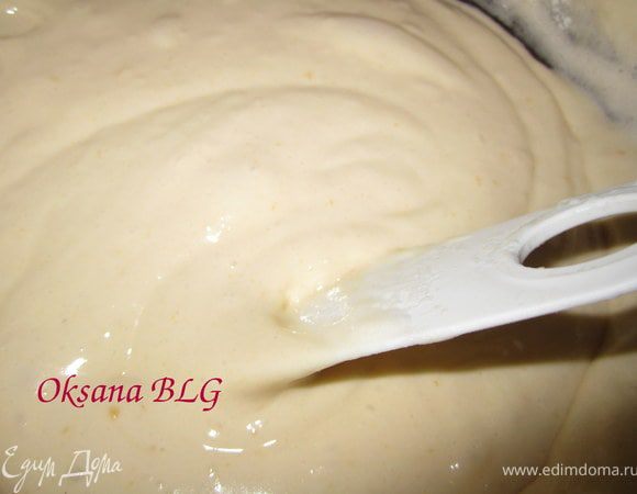 Добавить муку с крахмалом, аккуратно перемешать.