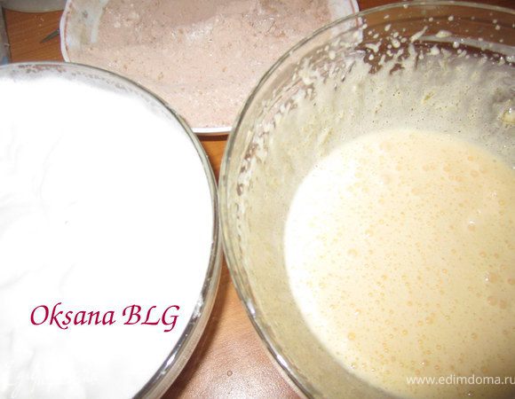 То же повторить с шоколадным бисквитом, только к муку и крахмалу добавить еще и какао.