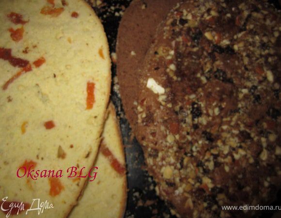 Каждый бисквит разрезать на двое.