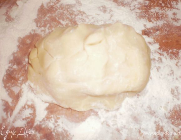 Из муки, яйца, сахара и сливочного масла замесить песочное тесто.