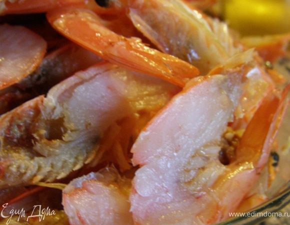 У меня креветки были варено-мороженые. Разморозила их наполовину. Разрезала пополам. Удалила кишечник.