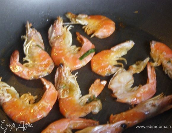 Теперь обжариваю креветки на сухой раскаленной сковороде с двух сторон. Если бы у меня был гриль, обжарила бы лучше на гриле)))