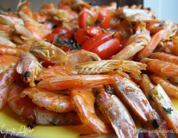 В центр блюда укладываю помидоры чери, разрезанные на две части. Поливаю заправкой из сока лайма, оливкового масла, розмарина, тимьяна, перца и небольшого количества соли. Вокруг укладываю обжаренные креветки. Соус к креветкам не требуется))) Они и так сочные и в меру ароматные))) Так, как надо))) Мохито...дайкири... Креветки!!!