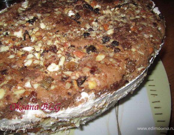 Чередуя черный и белый бисквит перемазать кремом. Поставить в холодильник на 3-4 часа. По желанию верх торта можно полить шоколадом.