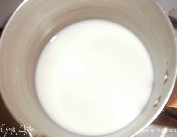 Молоко доводим до кипения.