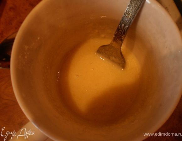 Растираем яйцо с сахаром и мукой, подливая немного молока до получения однородной консистенции.