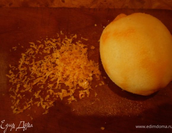 Натереть лимонную цедру.