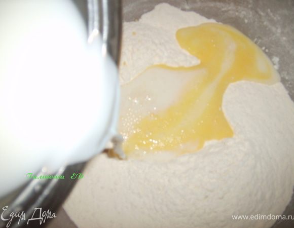 Немного согреть молоко с водой, добавив к ним мед,