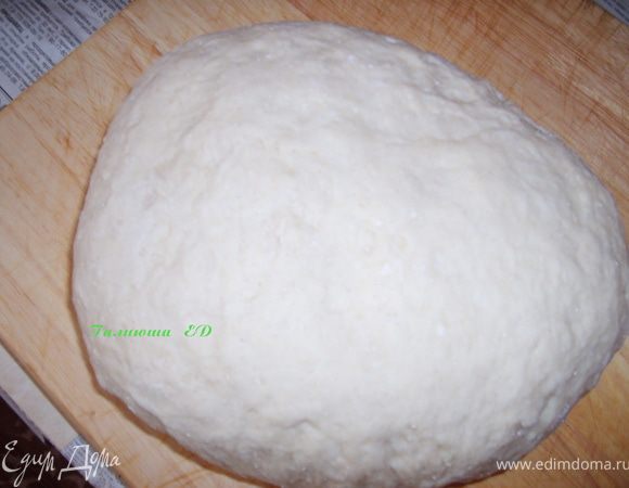 смешать все ингредиенты и замесить мягкое поддатливое тесто,