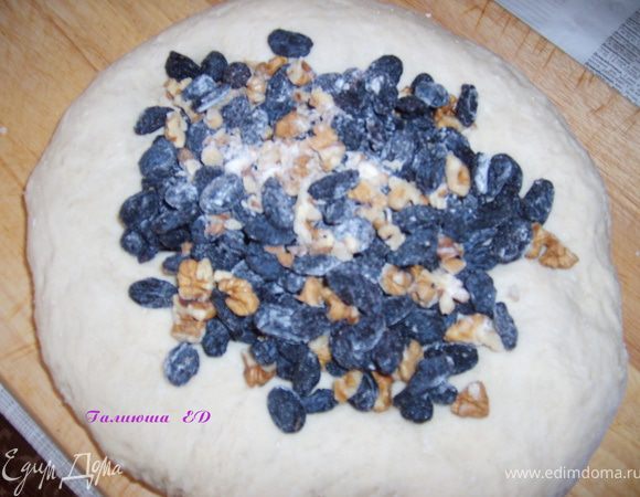 вмешать в него предварительно вымытый и обсушенный изюм и крупно порубленные орехи,