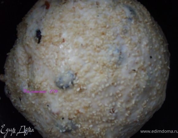 перед выпеканием смазать верх молоком и посыпать кунжутом,