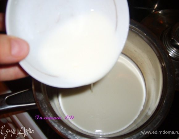 сливки выливаем в небольшую кастрюльку