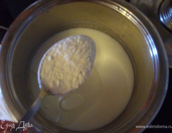 немного нагреваем, до выделения масла на поверхности, оно будет почти желтого цвета,
после добавляем муку, Все хорошо перемешиваем, убаляем огонь,