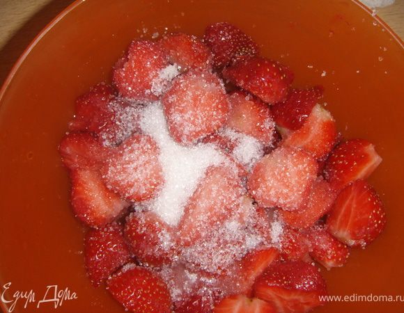 Посыпать 2 ложками сахара и залить ликером. Убрать в холодильник на час.