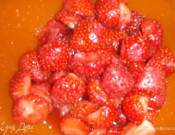 Через час достать и слить ликерную жидкость. Не выливать, она нам пригодится.