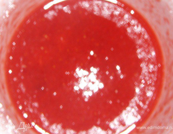 Четвертую часть клубники измельчить в пюре. 