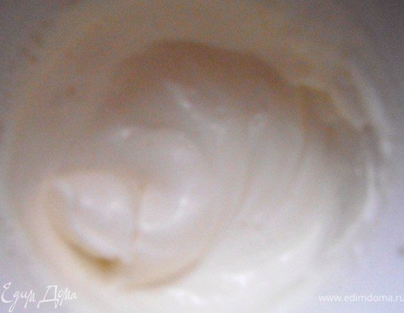 Сливки взбить в крепкую пену с ложкой сахара.