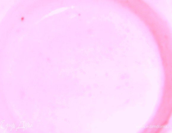 Соединить сливки с клубничным пюре и взбить еще пол минуты.