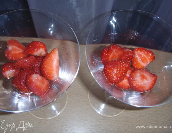 Выложить половину клубники в 2 бокала. Залить половиной ликерной жидкости.