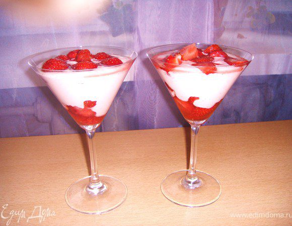 Выложить сливки в бокалы и сверху оставшуюся клубнику. Разлить остатки ликерной жидкости.