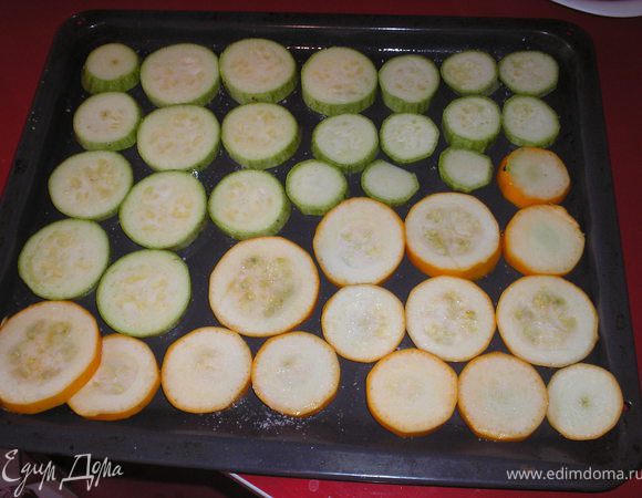 Баклажаны, цукини и кабачки режем кольцами(толщина приблизительно 7-8 мм), солим, смазываем кисточкой немного маслом.