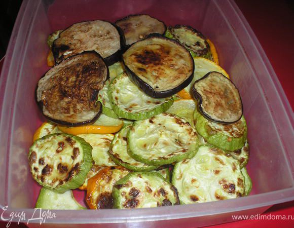 Запекаем в духовке 20 минут при температуре 200 градусов. Хорошо если духовка с верхним грилем, тогда под грилем запекаем по 5 минут на каждой стороне, получается приятная корочка.