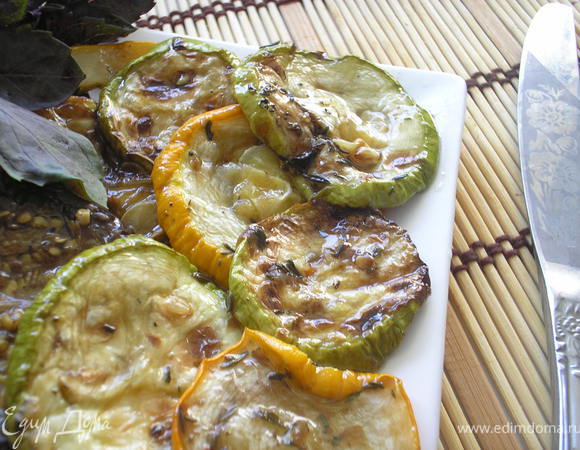 Готовим маринад: смешиваем мед, бальзамичный уксус, чеснок раздавленый через пресс, тимьян, оливковое масло. Маринад должен быть кисло-сладким. Заливаем овощи маринадом и ставим мариноваться на 12 часов в холодильник, один раз переворачиваем.Приятного апетита!