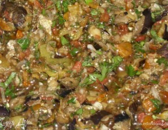 Порезать кубиками, добавить мелко порубленные лук и зелень (у нас кинза), посолить, поперчить и перемешать.
