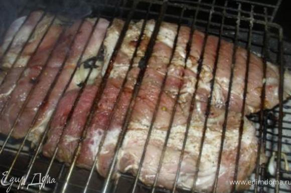 Мясо выложить на решетку и обжаривать на углях около получаса.