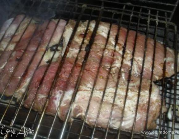 Мясо выложить на решетку и обжаривать на углях около получаса. 
