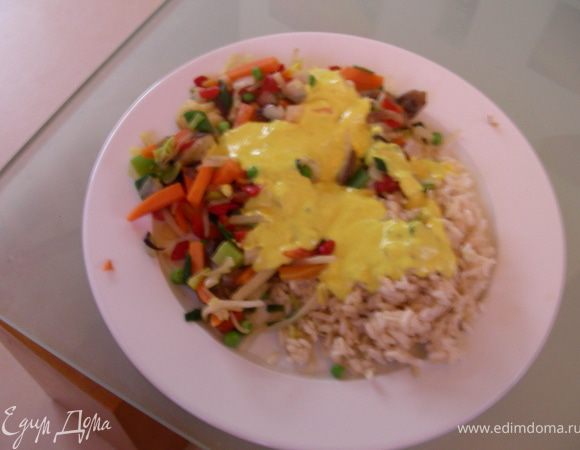 Добавляем эту смесь к йогурту, прогреваем все вместе и подаем. У меня приготовленные в пароварке коричневый рис и смесь овощей по-азиатски.