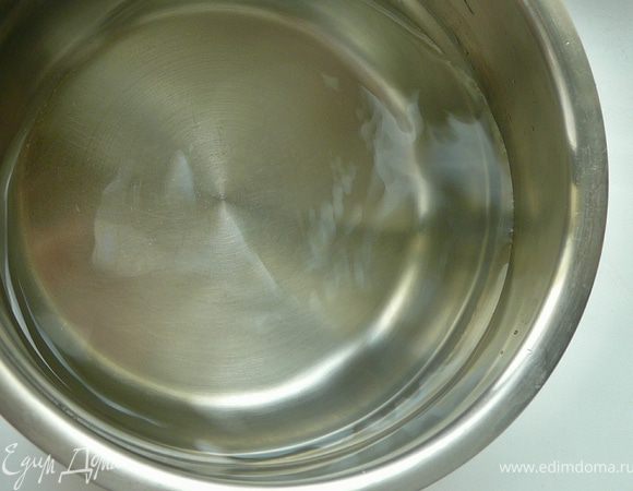 Воду налить в кастрюлю и поставить нагреваться.
