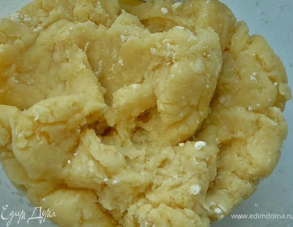 Всыпать муку,проварить около 1минуты.Замесить ложкой тесто.Дать остыть. 