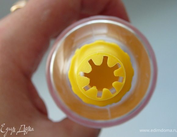 Тесто отсадить в кондитерский шприц,с насадкой звездочка.Для того чтобы получить "Сладкие огрурчики"надо иметь шприц очень крупный,с очень крупными насадками,так чтоб огурчики получались того "калибра"который нам всем знаком.Но у меня самый обычный шприц,по-этому мои огурчики получились по толщине с мизинчик.Но если у Вас вдруг имеется большой кондитерский шприц то прямо в хорошо прогретое масло выдавливаем из шприца тесто по 3-4см.Я делала по длиннее по 5-6см.