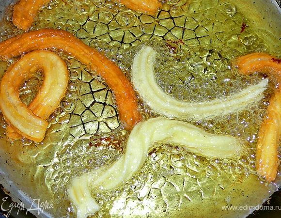 Жарим на среднем огне,до образования золотистого цвета,с двух сторон.