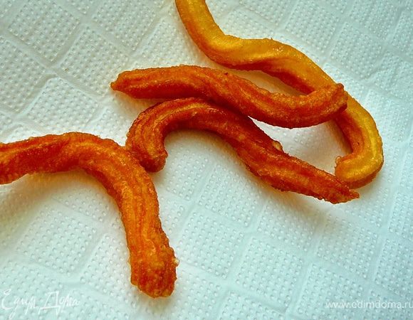 После жарки жгутики выложить на бумажные салфетки чтоб избавиться от лишнего жира.