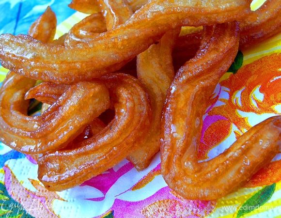 "Сладкие огурчики":Варим сахарный сироп.Для этого воду ставим в кастрюле на огонь,всыпаем сахар,даем закипеть постоянно помешивая,добавляем сок лимона,выключаем огонь и даем остыть сиропу.Заливаем сиропом жгутики,даем постоять от 5 до 10 минут.При этом аккуратно перемешиваем так чтоб жгутики не ломались.Затем или же сливаем сироп,или переложить жгутики в другую посуду.Все. 