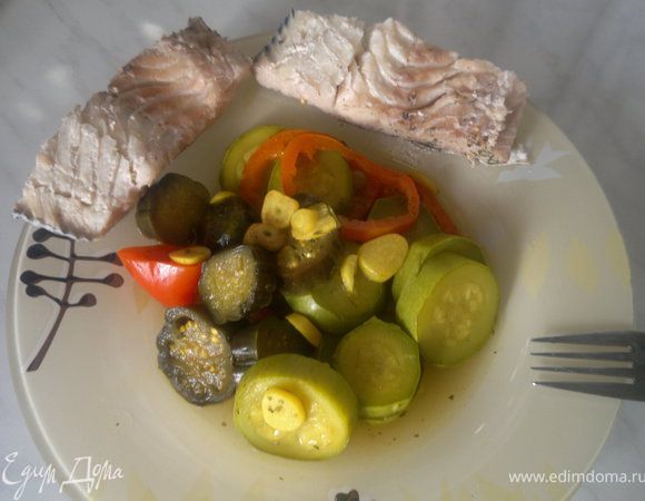 Обжариваем чеснок на оливковом масле, затем добавляем овощи,начала кабачок и баклажан потом перец, тушим добавляя специи и воду 10 минут.
Нагреваем воду закладываем специи для бульона и после закипания варим рыбу 15-18 минут.