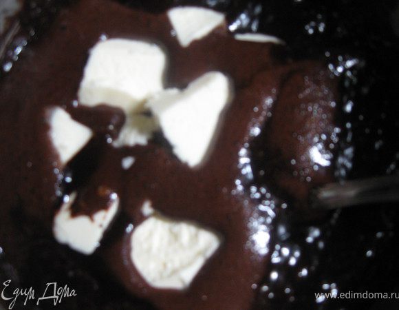 Добавить масло и помешивая, дождаться пока оно растопится в шоколадной массе.