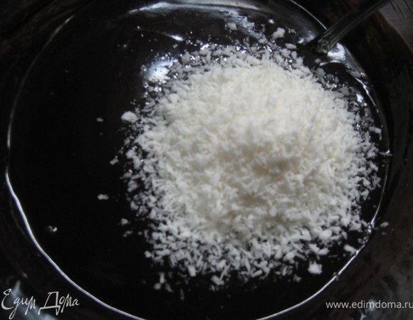 Добавить часть кокосовой стружки (где-то 30 г), размешать.