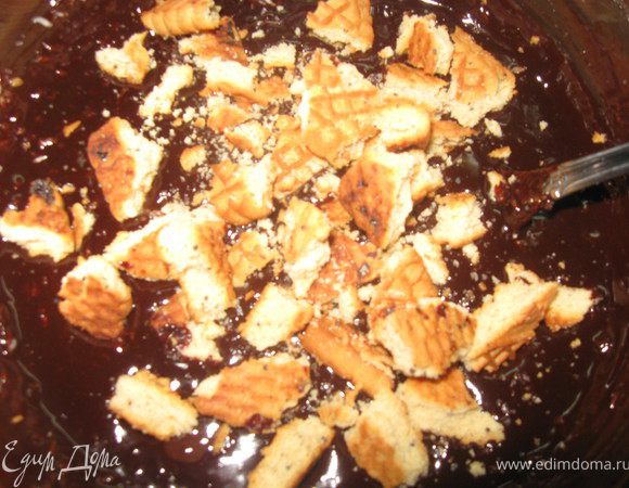 Несколько печенюшек разломать на небольшие кусочки и вмешать в шоколадную массу (для того, чтобы в пирожных встречались кусочки печенья покрупнее)