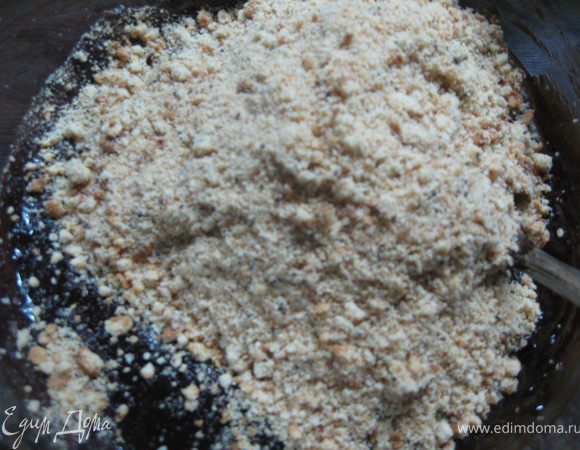 Остальное печенье измельчить в крошку и добавить туда же, все размешать.(можно измельчить не все печенье сразу, посмотреть, сколько "тесто" возьмет). В итоге должна получиться такая масса, чтобы можно было сформировать шарики. Если использовать не все печенье, пирожные получатся чуть менее плотными)