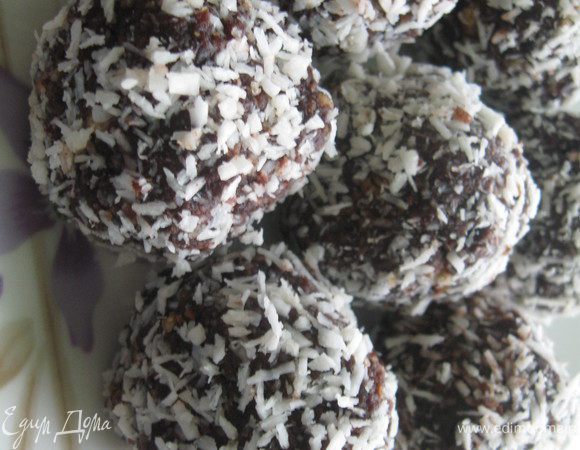 Из полученной массы сформировать шарики и обвалять в кокосовой стружке. У меня получилось 18 довольно крупненьких шарика)