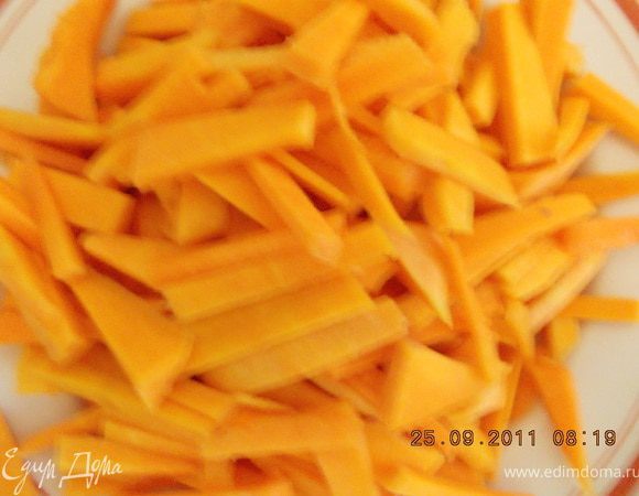 очищенную тыкву нарезать соломкой