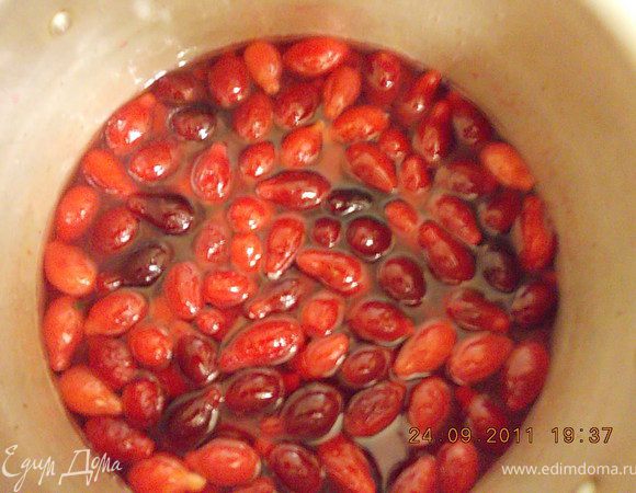 всыпать кизил и кипятить 5 минут