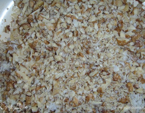 Орехи измельчить, но не в муку, оставить кусочками.