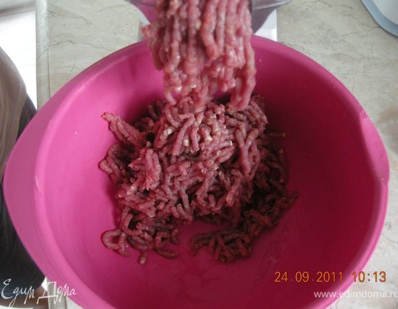 Баранье филе нарезать на кубики и пропустить через мясорубку, в конце пропустить чеснок.
