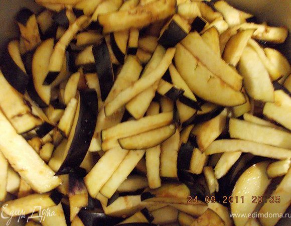 Баклажаны нарезать брусочками,хорошо посолить и оставить на 2 часа.