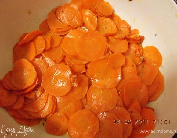 Морковь нарезать кружочками и обжарить.